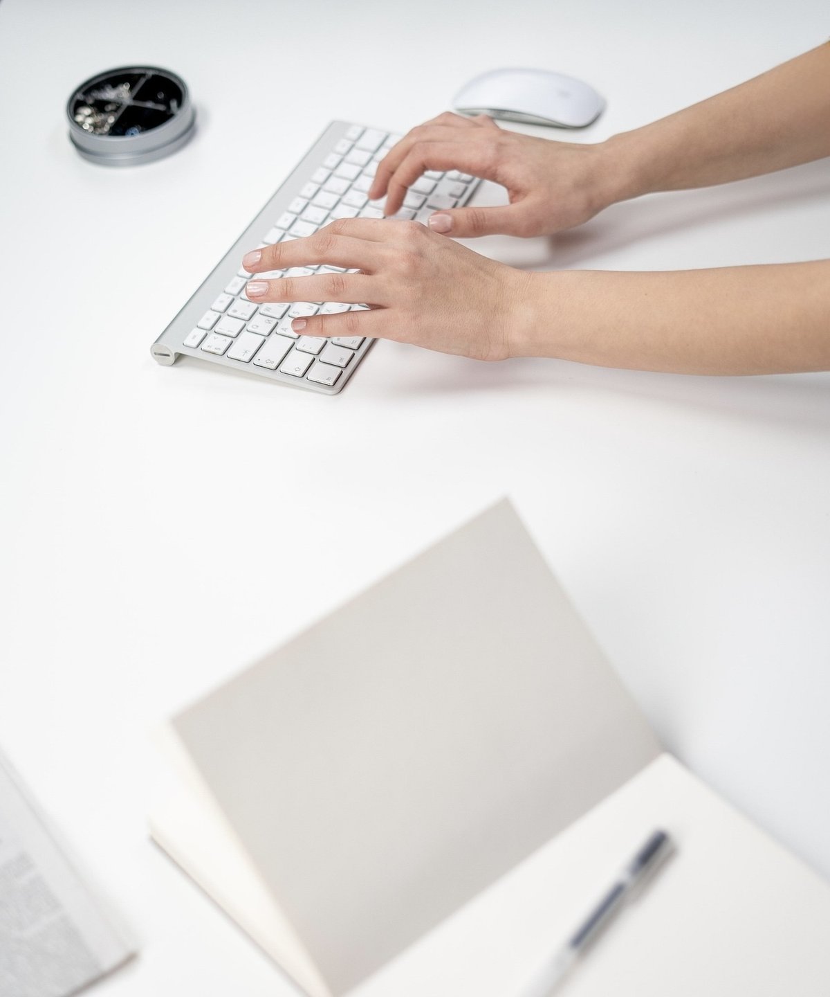 Schreibtischarbeitsplatz mit Tastatur, Notizblock und Stift in heller, ruhiger Atmosphäre